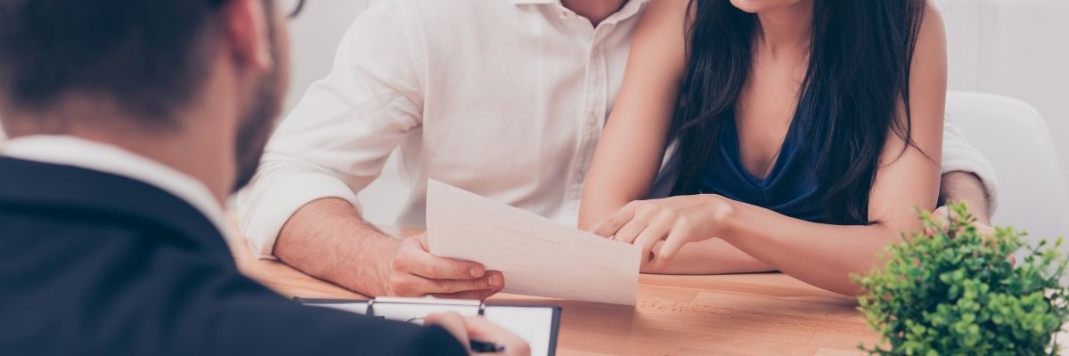 agente inmobiliario valora una vivienda