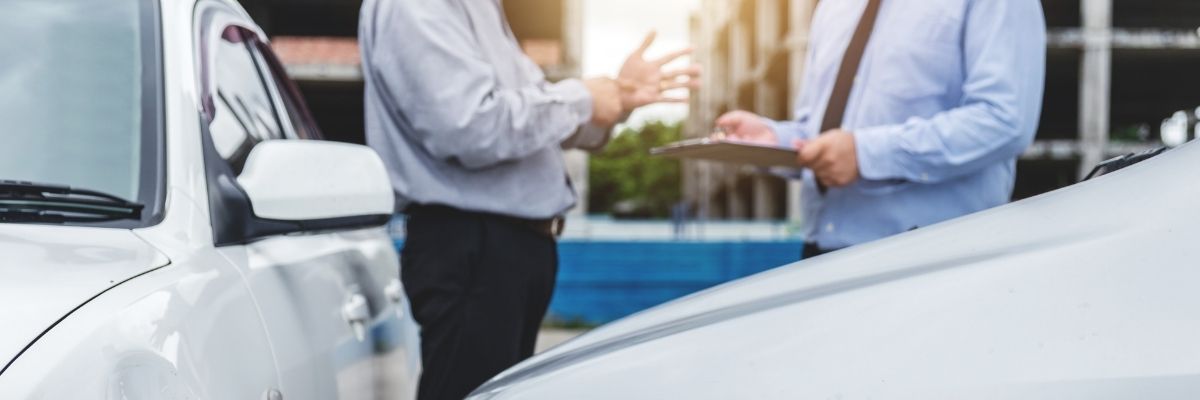 Dos hombres rellenando el parte amistoso de accidentes