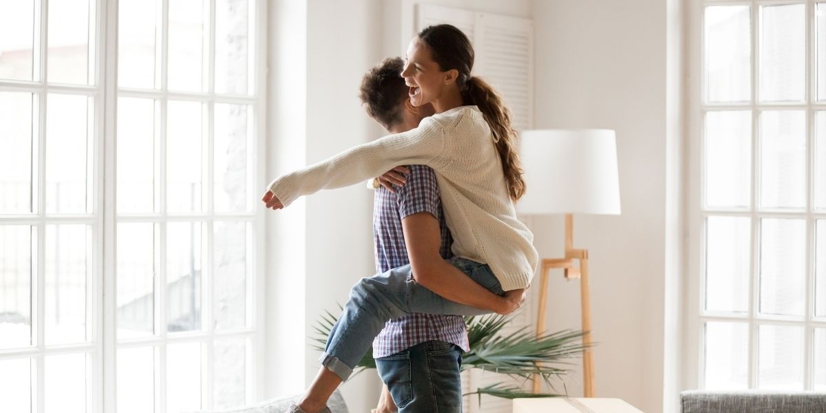 Pareja acaba de comprar una casa