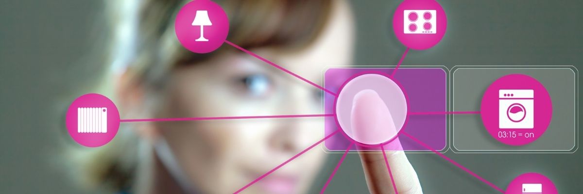 Mujer utilizando un dispoitivo inteligente para su hogar