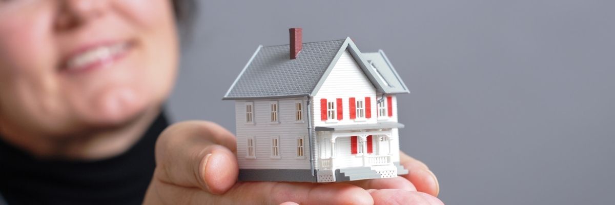 mujer vende su casa en nuda propiedad