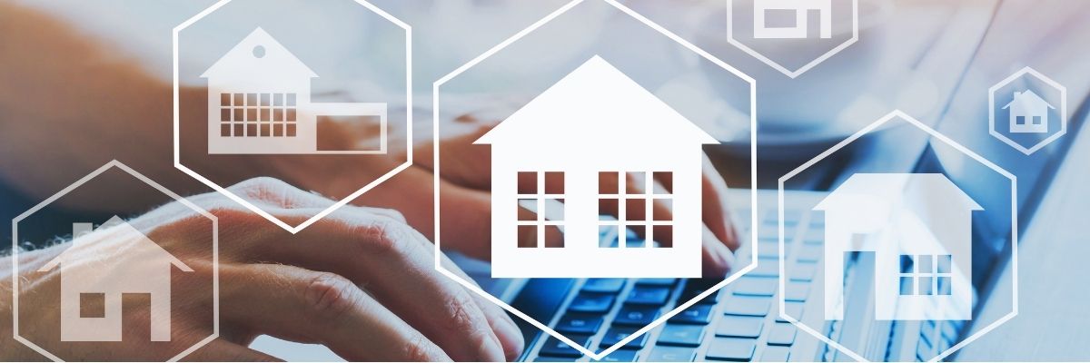 tasador rellenando informe con los factores que influyen en la tasación de la vivienda