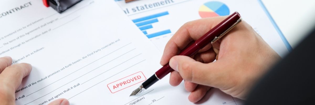 hombre rellena el certificado de instalación eléctrica de su casa