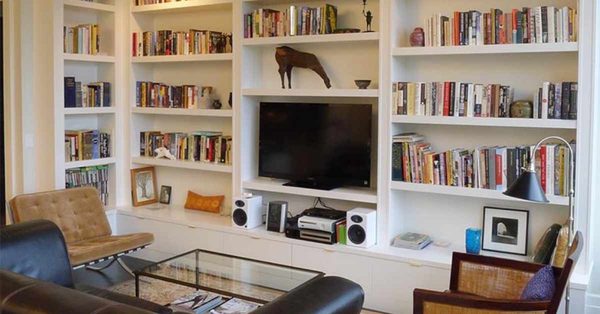 Televisión como parte de una estanteria