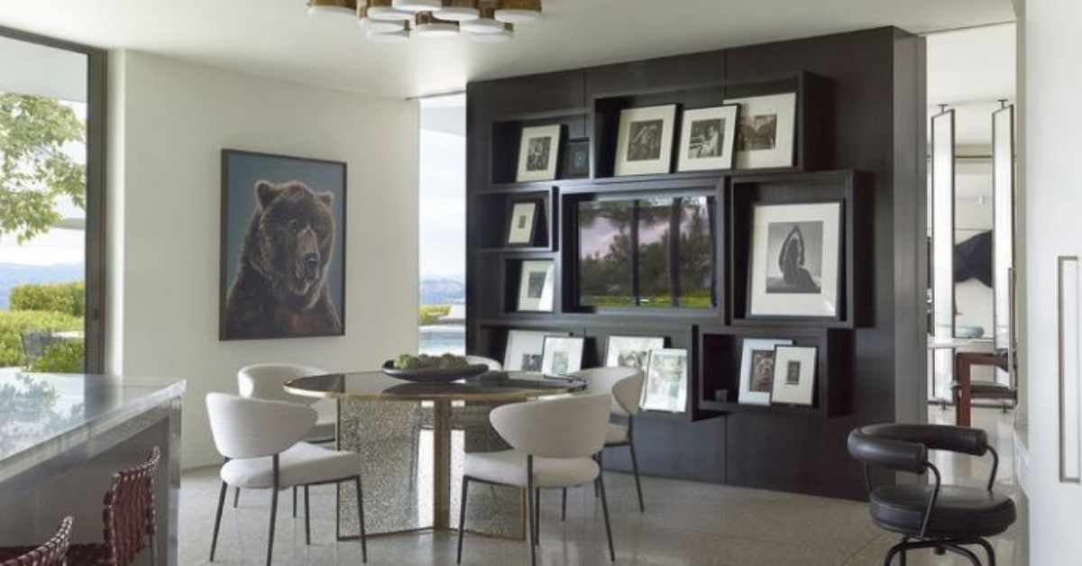 Televisión camuflada como parte de un cuadro