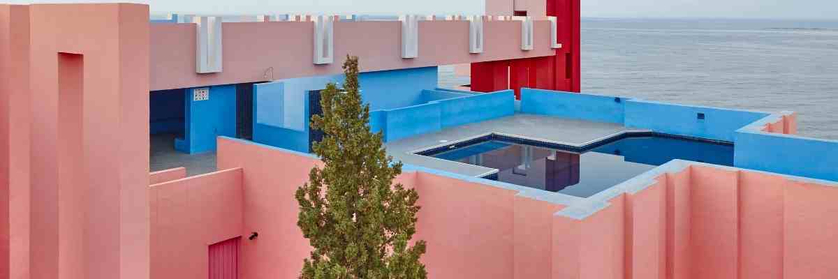 Edificio Muralla Roja de Ricardo Bofil administrada por Mediterraneo Fincas