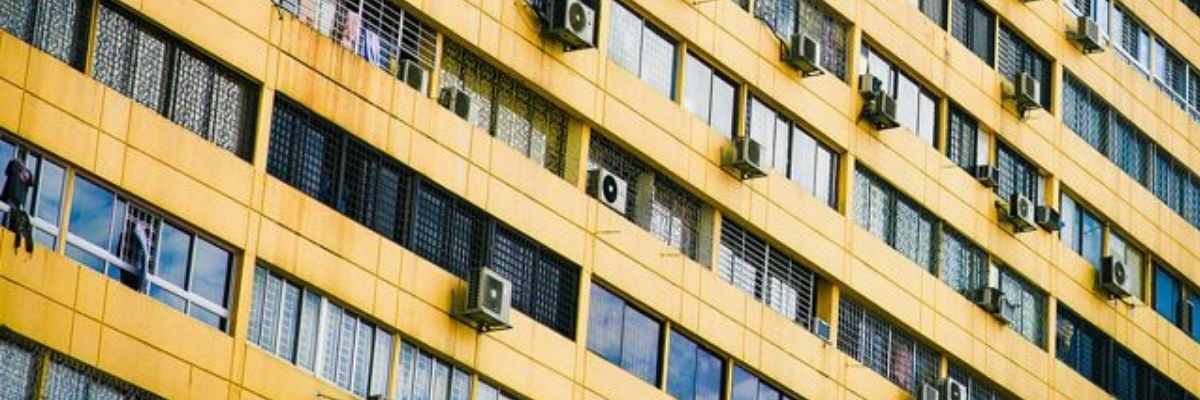 distancia aire acondicionado con la ventana del vecino