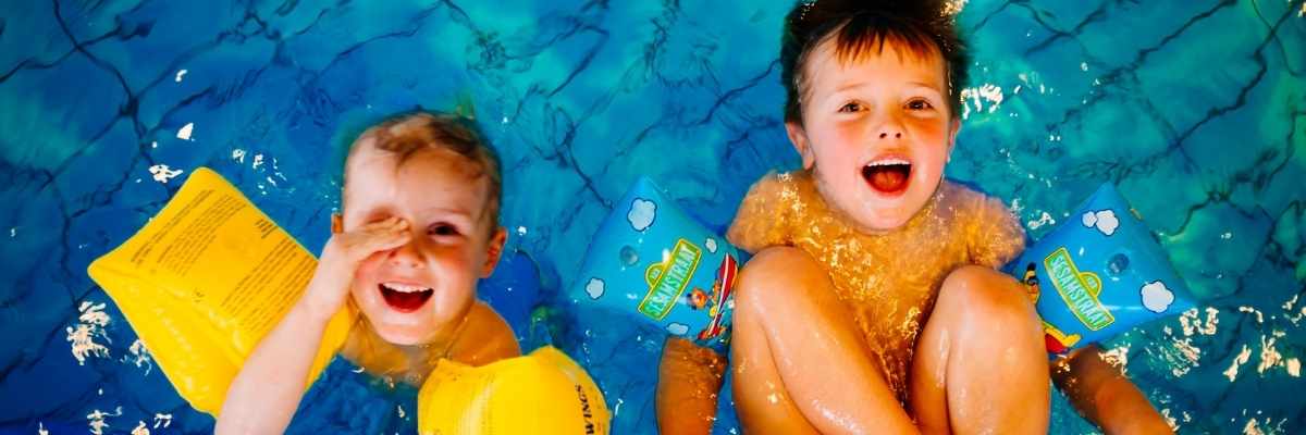 ¿El dueño de un garaje pero no de vivienda puede hacer uso de la piscina comunitaria?